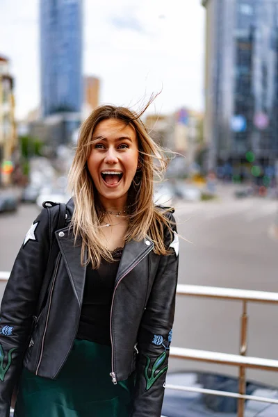 Joven Hermosa Mujer Pasea Por Ciudad Europa Foto Calle Mujer —  Fotos de Stock