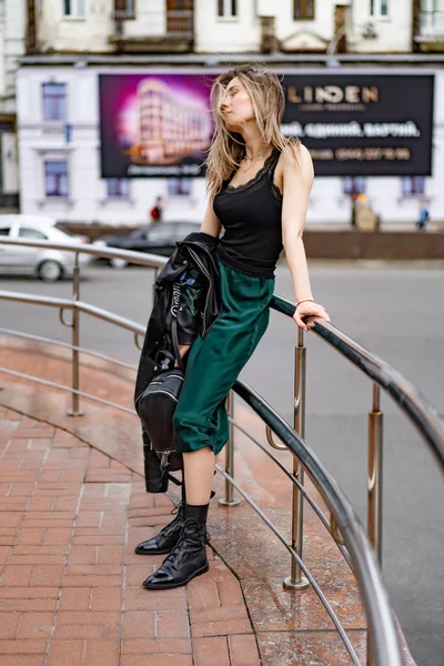 Mladá Krásná Žena Procházky Městě Evropě Pouliční Foto Žena Pózující — Stock fotografie