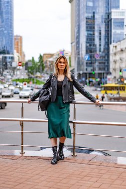 Genç, güzel bir kadın Avrupa 'da şehirde dolaşıyor, sokak fotoğrafı, şehir merkezinde poz veren bir kadın.