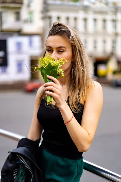 Jonge Mooie Vrouw Loopt Rond Stad Europa Straat Foto Vrouw — Stockfoto