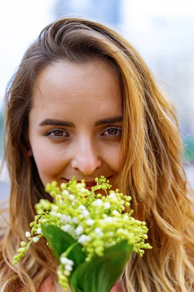 Joven Hermosa Mujer Pasea Por Ciudad Europa Foto Calle Mujer —  Fotos de Stock