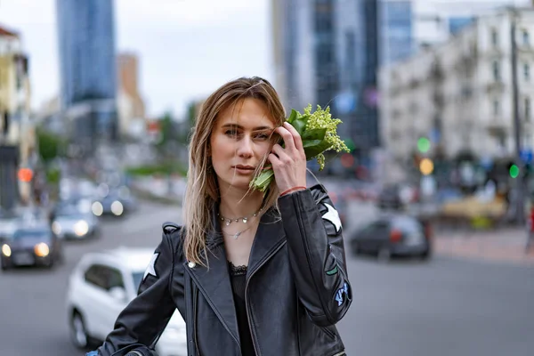 Jonge Mooie Vrouw Loopt Rond Stad Europa Straat Foto Vrouw — Stockfoto