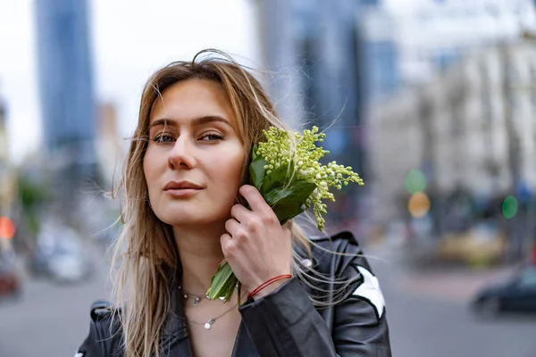 Jovem Mulher Bonita Anda Pela Cidade Europa Foto Rua Posando — Fotografia de Stock