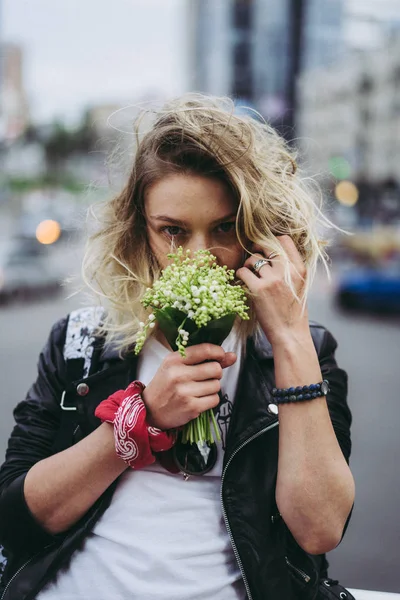 Jovem mulher bonita anda ao redor da cidade na Europa, rua ph — Fotografia de Stock