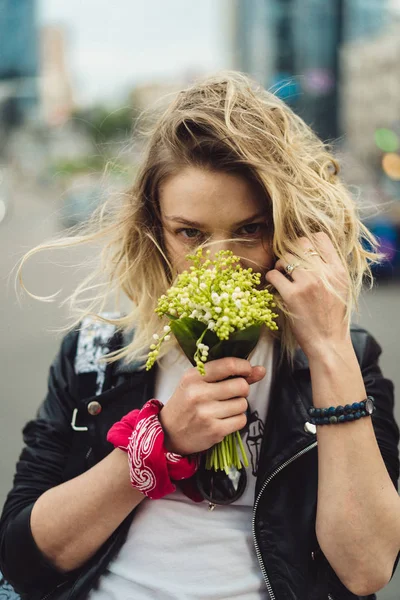 Jovem mulher bonita anda ao redor da cidade na Europa, rua ph — Fotografia de Stock