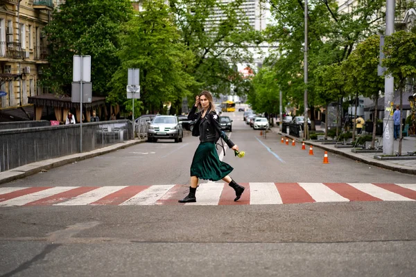 Jonge Mooie Vrouw Loopt Rond Stad Europa Straat Foto Vrouw — Stockfoto