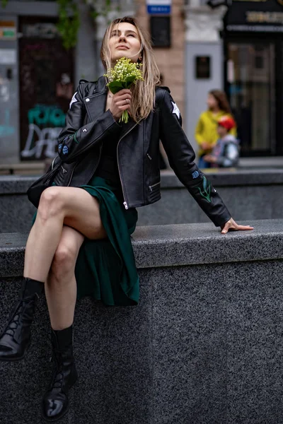 Jeune Belle Femme Promène Dans Ville Europe Photo Rue Femelle — Photo