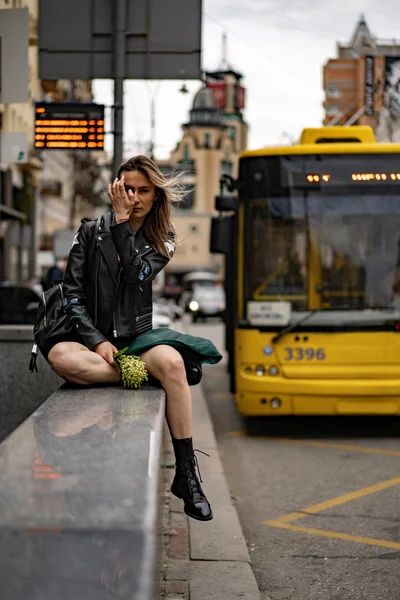 Genç Güzel Bir Kadın Avrupa Şehirde Dolaşıyor Sokak Fotoğrafı Şehir — Stok fotoğraf