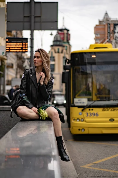 Jeune Belle Femme Promène Dans Ville Europe Photo Rue Femelle — Photo