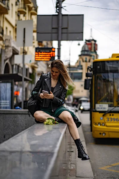 Jeune Belle Femme Promène Dans Ville Europe Photo Rue Femelle — Photo