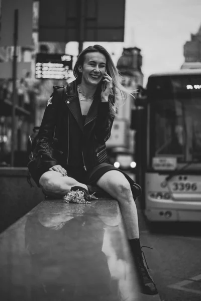 Jonge Mooie Vrouw Loopt Rond Stad Europa Straat Foto Vrouw — Stockfoto