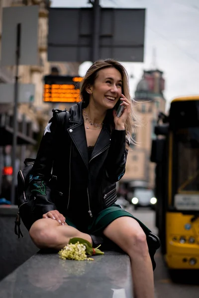 Jovem Mulher Bonita Anda Pela Cidade Europa Foto Rua Posando — Fotografia de Stock