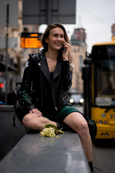 Jeune Belle Femme Promène Dans Ville Europe Photo Rue Femelle — Photo