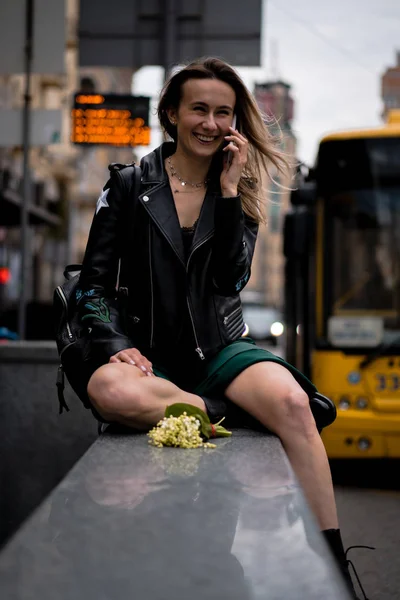 Giovane Bella Donna Cammina Giro Città Europa Foto Strada Posa — Foto Stock