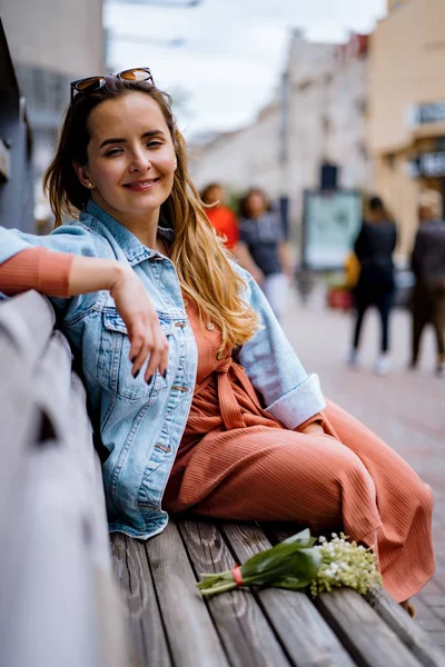 若い美しい女性は ヨーロッパの街を歩き回ります ストリートフォト 市内中心部にポーズ女性 — ストック写真