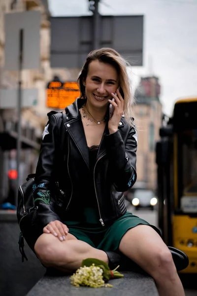 Young Beautiful Woman Walks City Europe Street Photo Female Posing — Stock Photo, Image