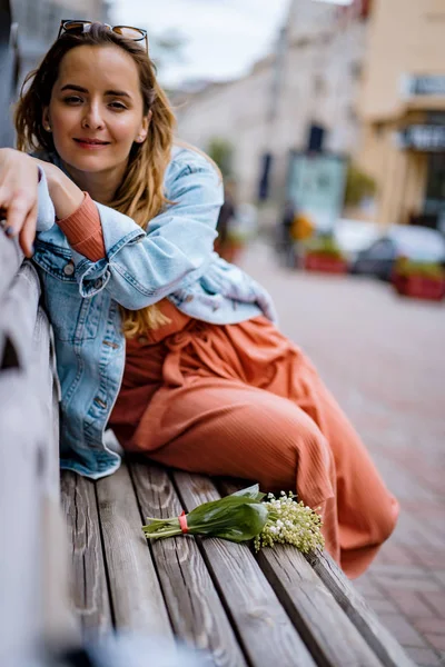 Jovem Mulher Bonita Anda Pela Cidade Europa Foto Rua Posando — Fotografia de Stock