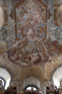 İçerideki ortodoks kilisesinin kubbesi