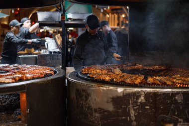 Kaburga, kaburga lokantası, domuz pirzolası hazırlama süreci.