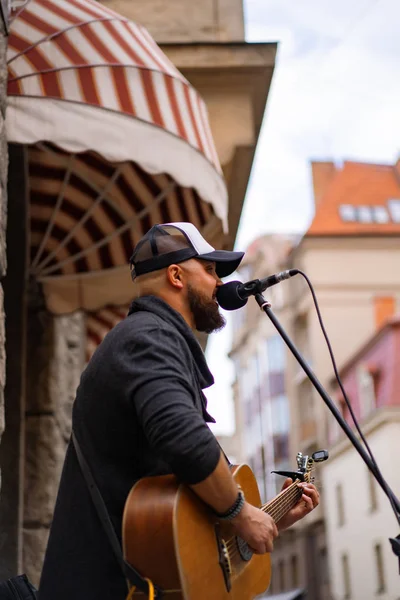 Músicos Rua Homem Toca Guitarra Canta Num Microfone Numa Rua — Fotografia de Stock