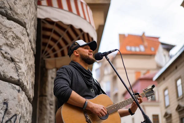 Straßenmusiker Ein Mann Spielt Gitarre Und Singt Ein Mikrofon Auf — Stockfoto