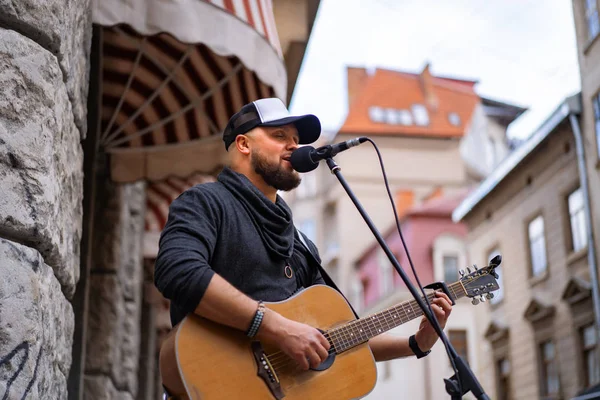 Street Musician Man Plays Guitar Sings Microphone City Street — Stock Photo, Image