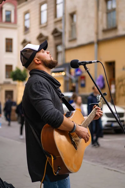 Músicos Rua Homem Toca Guitarra Canta Num Microfone Numa Rua — Fotografia de Stock