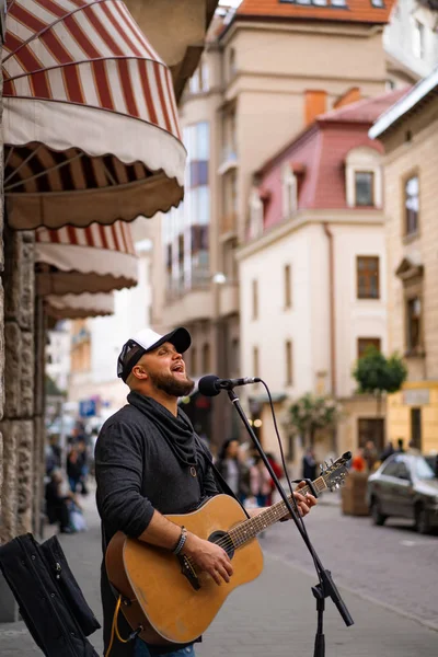 Músicos Rua Homem Toca Guitarra Canta Num Microfone Numa Rua — Fotografia de Stock