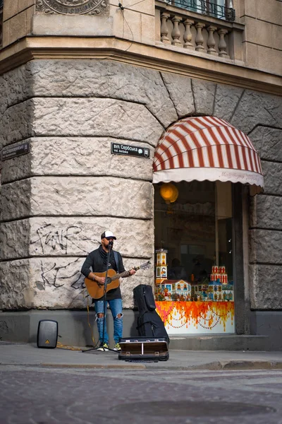 Уличный Музыкант Мужчина Играет Гитаре Поет Микрофон Городской Улице — стоковое фото