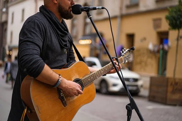 Músicos Rua Homem Toca Guitarra Canta Num Microfone Numa Rua — Fotografia de Stock