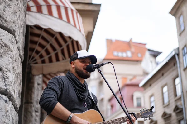 Músicos Rua Homem Toca Guitarra Canta Num Microfone Numa Rua — Fotografia de Stock