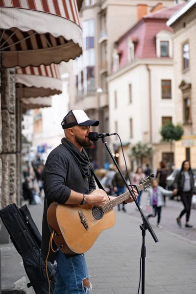 Músicos Rua Homem Toca Guitarra Canta Num Microfone Numa Rua — Fotografia de Stock