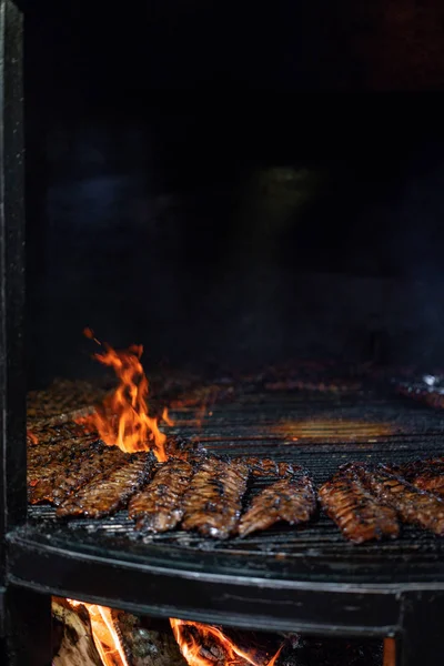 排骨餐馆 在篝火上准备排骨的过程 — 图库照片