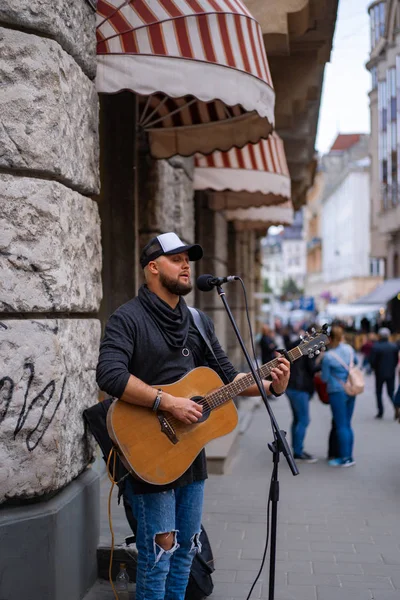 Street Musician Man Plays Guitar Sings Microphone City Street — Stock Photo, Image