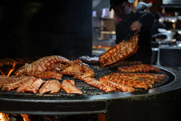 Rippe Rippenrestaurant Der Prozess Der Zubereitung Von Schweinerippchen Auf Offenem — Stockfoto