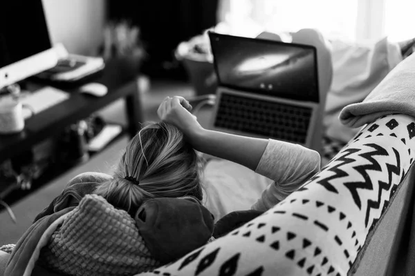 Woman Lies Sofa Laptop Leisure Isolation Working Laptop Home — Stock Photo, Image