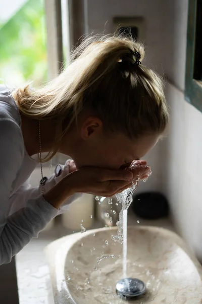 Ochtendrituelen Van Jonge Vrouwen — Stockfoto