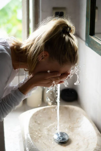 Rituali Mattutini Giovane Donna — Foto Stock