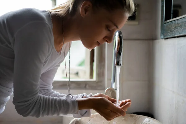 Ochtendrituelen Van Jonge Vrouwen — Stockfoto