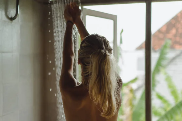 一个快乐的女孩洗澡的画像洗澡后在浴室摆着湿发的漂亮的白人女人 — 图库照片