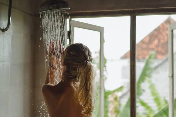 シャワーを浴びて幸せな女の子の肖像画 シャワー後に浴室でぬれた髪でポーズをとる美しい笑顔白人女性 — ストック写真