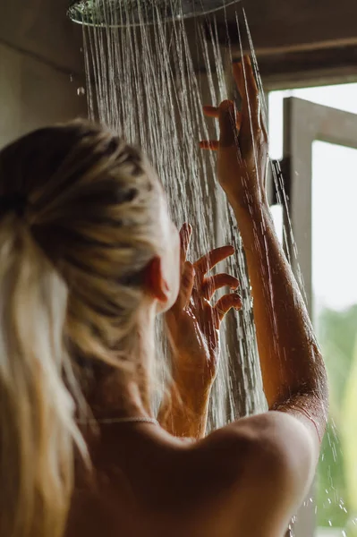 Portret Van Een Gelukkig Meisje Dat Doucht Mooie Glimlachende Blanke — Stockfoto