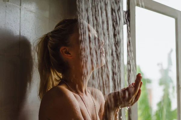 Portrait Happy Girl Taking Shower Beautiful Smiling Caucasian Woman Posing — Stock Photo, Image