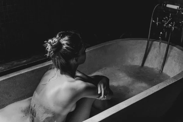 美丽的白种人女人在浴室里摆着湿头发 在浴室里洗澡时放松 年轻女子躺在浴缸里 — 图库照片