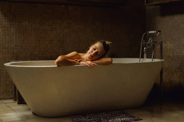 Hermosa Mujer Caucásica Sonriente Posando Con Pelo Mojado Baño Relajándose — Foto de Stock