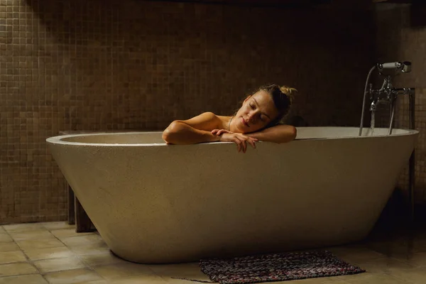 Hermosa Mujer Caucásica Sonriente Posando Con Pelo Mojado Baño Relajándose — Foto de Stock