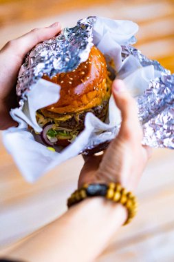 Hamburger bir adamın elinde..