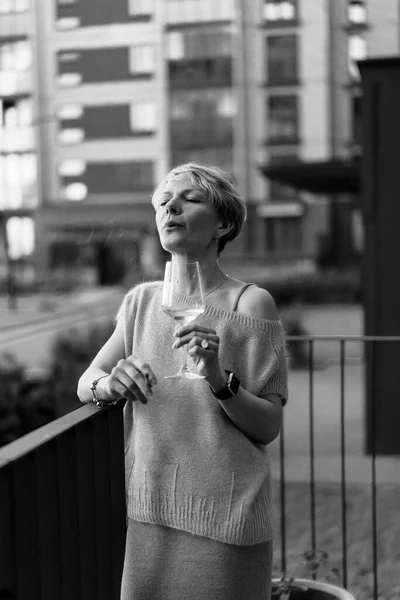 Mooie Vrouw Het Terras Met Een Glas Wijn Aan Het — Stockfoto