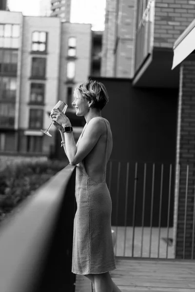 Vacker Kvinna Terrassen Med Ett Glas Vin Vilar Skrattar Svartvitt — Stockfoto