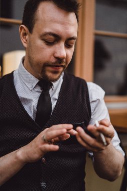 Genç duygusal karizmatik adam. Çekici, duygusal erkek portresi. Yakın plan. barmen portresi